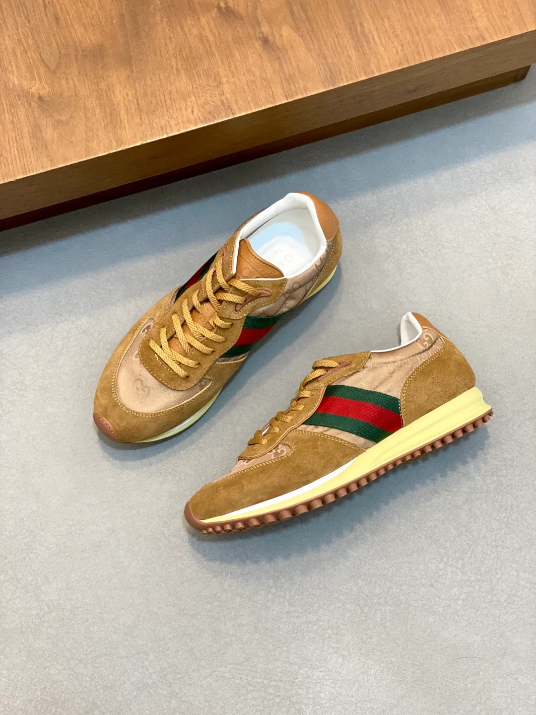 Men's shoes 💰660 [Gucci] Gucci - high-end quality original order 👩🏻‍❤️‍👨🏻 couple wear 🔍🔍🔍 casual sports shoes - upper: 🔝 suede calfskin, shoe body brand totem cloth. brand webbing, tongue. heel. air pressure brand logo - lining: water-dyed sheepskin -Outsole: ultra-light TPU foam·TR rubber; two-color molded outsole -Ultra-high quality control·fine workmanship: highlighted (high-end·exquisite·class) -Size: same style for men and women 36-44 (female 35, 40, male 45, 46 can be customized)·